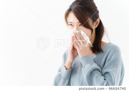 擤鼻涕的女人 96684740