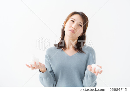 擤鼻涕的女人 96684745