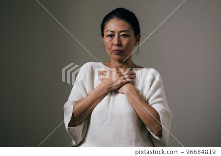胸部疼痛的日本中年婦女 胸部疼痛的日本中年婦女 96684819