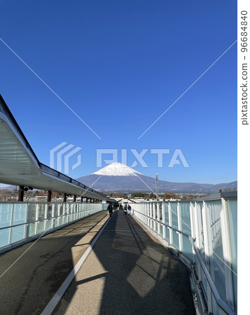 富士山在萬里無雲的晴空閃耀 富士山在萬里無雲的晴空閃耀 96684840