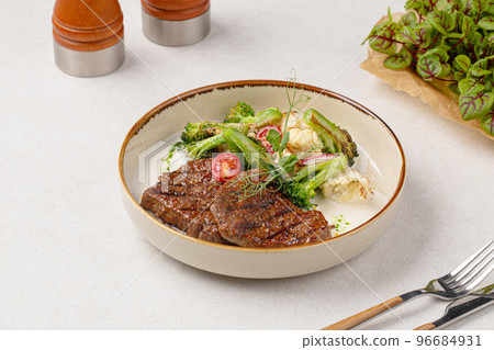 Portion of beef steak with vegetable salad 96684931