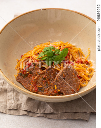 Portion of spaghetti pasta with roast beef 96684932