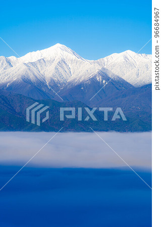 [雲海素材]初冬的北阿爾卑斯山，雲海和藍天[長野縣] 96684967