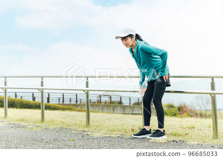 Asian woman with hip pain while running/walking 96685033