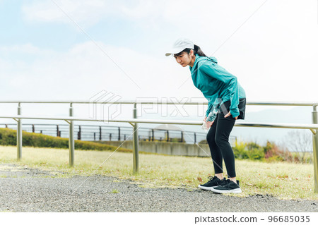 跑步/走路時大腿受傷的亞洲女性 96685035