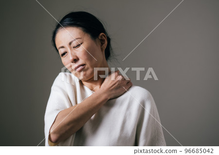Japanese middle-aged woman with shoulder and neck pain Japanese middle-aged woman with shoulder and neck pain 96685042