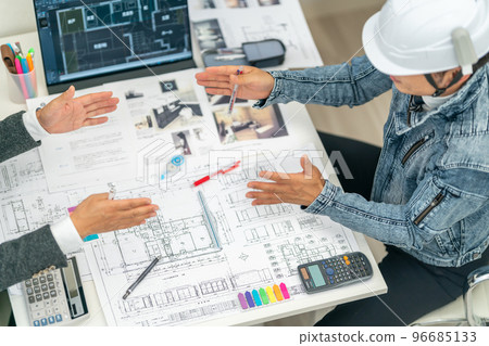 Site agent, construction supervisor, first-class architect, drawing, meeting, construction site, design explanation, size, dimension confirmation 96685133