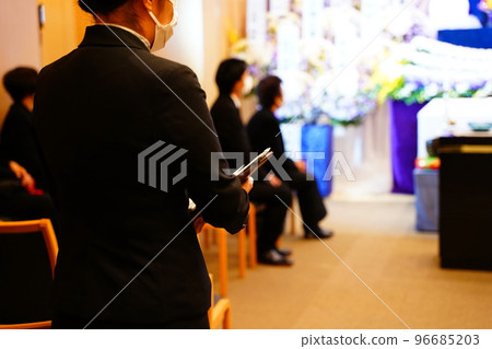 Ceremony lady 96685203