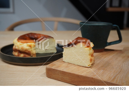 巴斯克芝士蛋糕和咖啡杯切 96685920