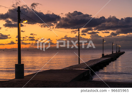 << Chiba Prefecture >> Haraoka Pier at dusk << Chiba Prefecture >> Haraoka Pier at dusk 96685965