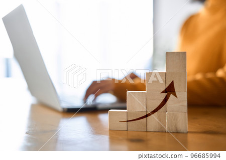 A woman who improves her computer skills 96685994