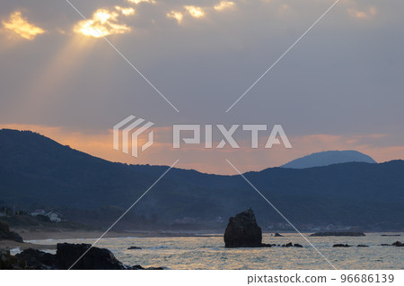 Evening view of Mochiishi Coast Kannon Rock Evening view of Mochiishi Coast Kannon Rock 96686139