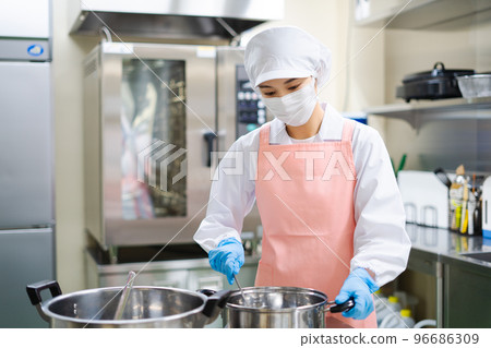 年輕的女廚師 96686309