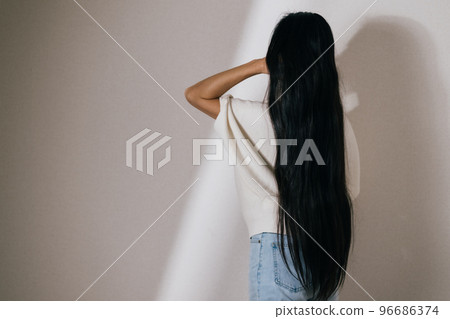 長頭髮的中年婦女,美女形象 長頭髮的中年婦女,美女形象 96686374
