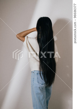 長頭髮的中年婦女，美女形象 96686377