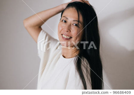 Middle-aged women with long hair, beauty image 96686409