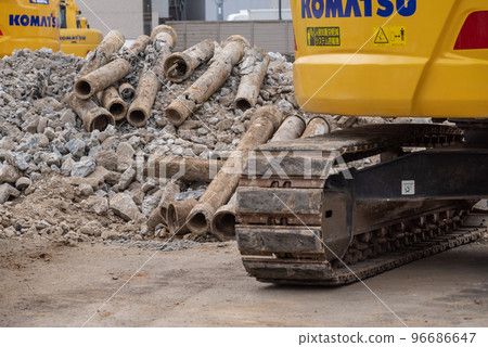 使用重型機械清除埋藏的物體 96686647