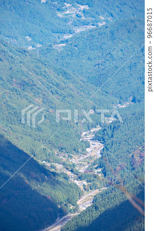 從日本劍山山頂附近看到的山景和藍天 96687015