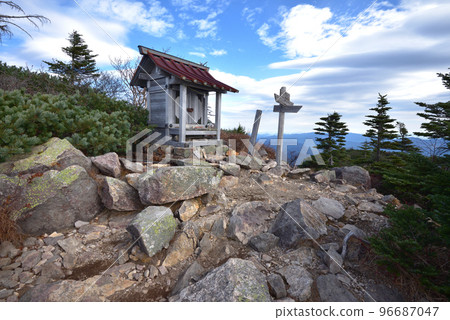 The summit of Mt. Nyoho and the shrine on the east side of the summit 96687047