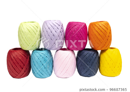Balls of colored raffia 96687365
