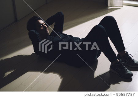 一個做肌肉訓練和仰臥起坐的人 一個做肌肉訓練和仰臥起坐的人 96687787