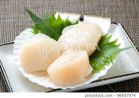Scallop sashimi served on a scallop shell. 96687974
