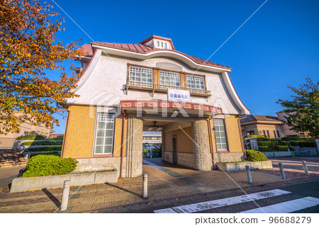 日本的東京都市風景我們看Denenchofu站的修復站建築物 96688279
