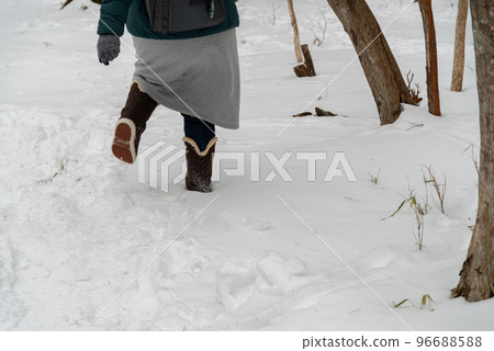 走在雪地裡 96688588