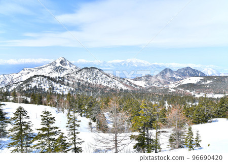 從橫手山滑雪場眺望笠嶽山、妙高山、黑姬山[2021年3月] 96690420