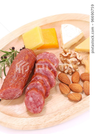 開胃小菜意大利臘腸杏仁核桃腰果奶酪明亮的背景 96690759