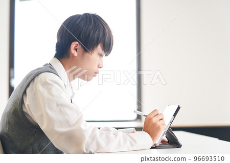 Junior high school and high school students studying on a tablet 96693510