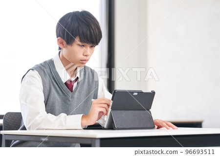 在平板電腦上學習的初中生和高中生 96693511