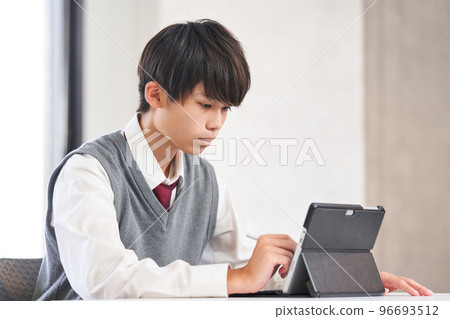 在平板電腦上學習的初中生和高中生 96693512