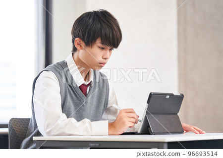 在平板電腦上學習的初中生和高中生 96693514