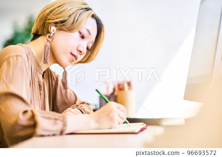 Young lifestyle 96693572