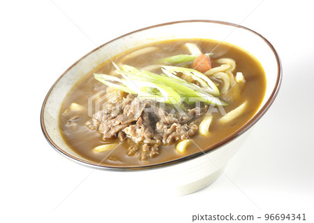 白色背景中的熱咖哩烏冬配蔥和牛肉 96694341