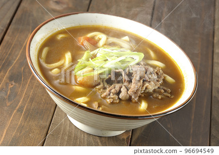 熱咖哩烏冬面配大蔥和牛肉 96694549
