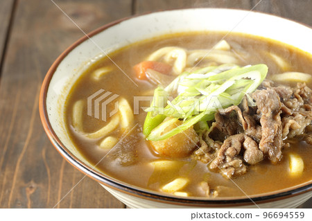熱咖哩烏冬面配大蔥和牛肉 96694559