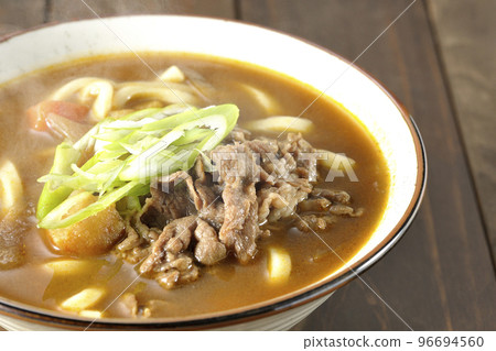 熱咖哩烏冬面配大蔥和牛肉 96694560