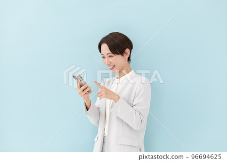商務智能手機女人藍背 商務智能手機女人藍背 96694625