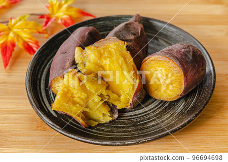 濕潤美味的烤地瓜 濕潤美味的烤地瓜 96694698