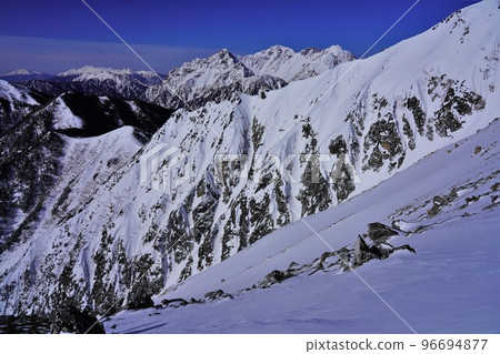 冬前從常念山出發的穗高連峰 冬前從常念山出發的穗高連峰 96694877