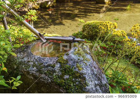 蓮華寺紅葉庭園Shishiodoshi（京都府京都市左京區） 96695009