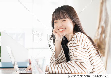 操作電腦的女人的肖像 96695173
