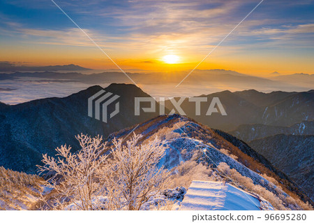 [雪山素材]從椿山和圓山莊看到的初冬早晨的風景[長野縣] 96695280