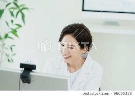 Medical workers doing online medical treatment 96695388