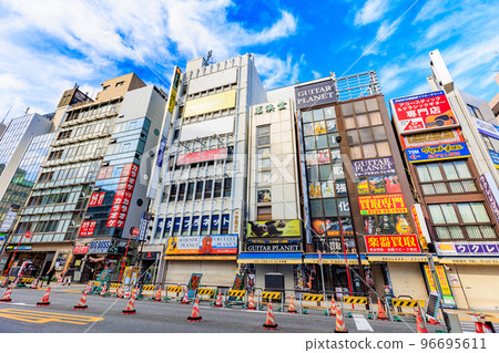 東京千代田區、神田駿河台的城市景觀、美代街沿線的樂器店 96695611