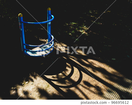 夕陽照亮的公園裡的運動器材 96695612