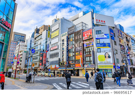 東京千代田區、神田駿河台的城市景觀、美代街沿線的樂器店 96695617