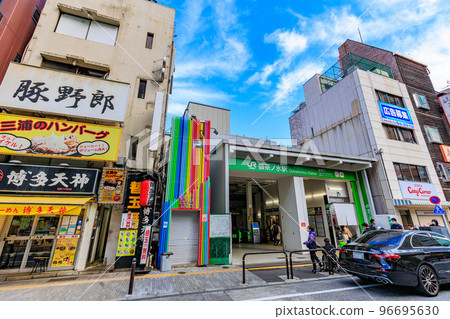 東京千代田區，神田駿河台的城市景觀，名慶大道沿線的商業街 96695630